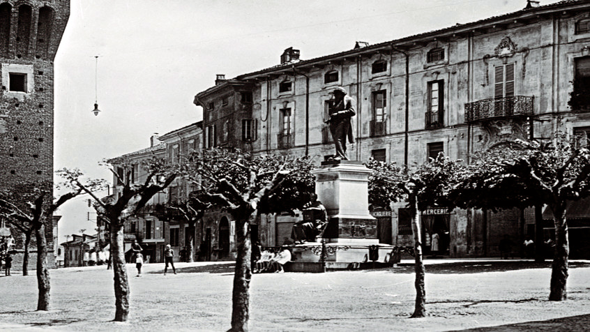 Stradella, piazza Vittorio Veneto con la Torre Civica, 1942. (CHL A_25_1_3)