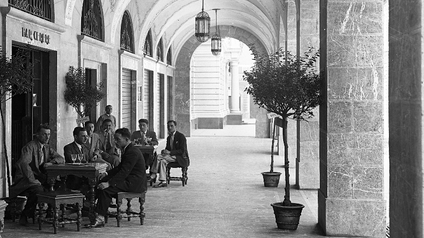 Pavia, piazza della Posta, portici palazzo dell'Agricoltura, bar Cerere e R. Privativa, 1930 ca. (CHL A_36_14_001)
