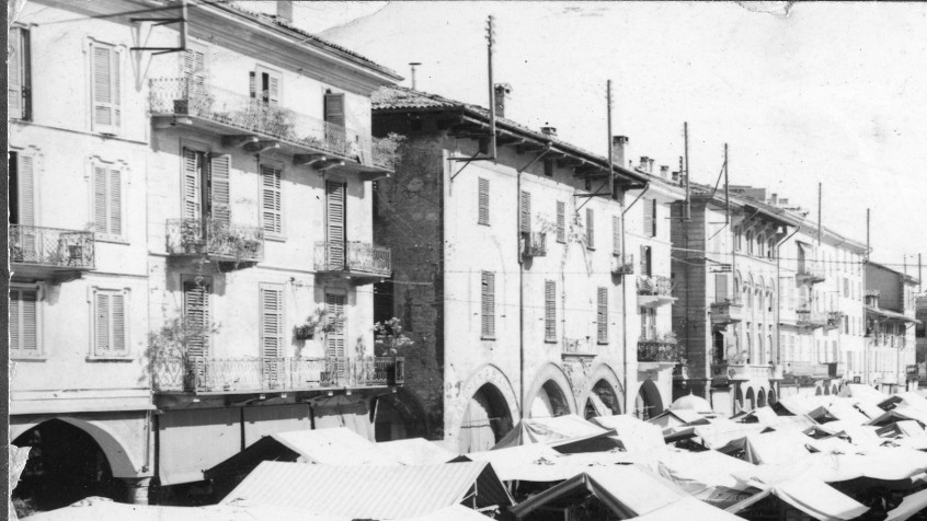 Pavia, piazza Grande ora della Vittoria, veduta da sud con le bancarelle ante 1942 (CHL A_3_18_004)