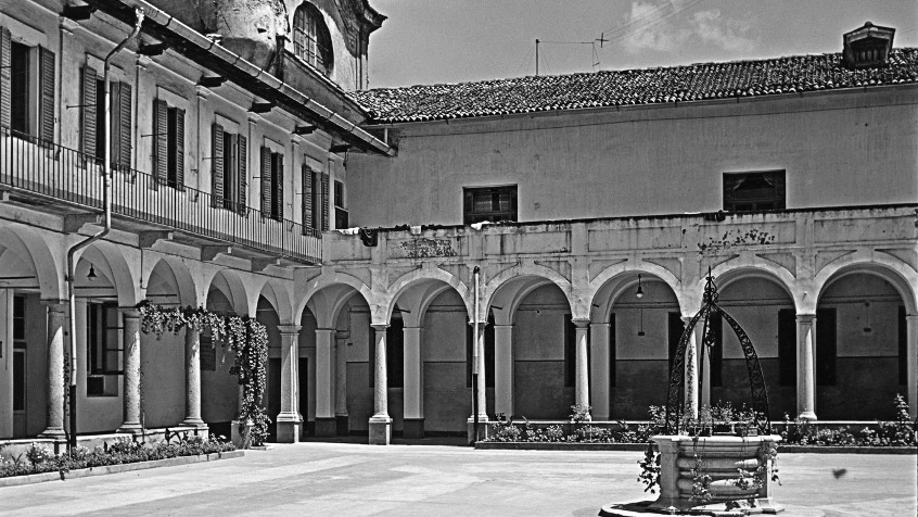 Palazzo centrale, cortile delle magnolie, il cortile viene parzialmente riordinato, 1951/52 (CHL A_42_18_002)
