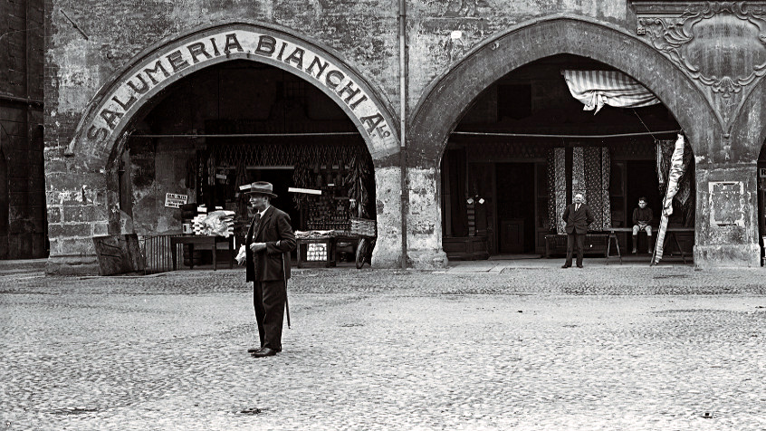 Pavia, piazza Grande (oggi della Vittoria) con la Domus Rubea, 1935. (CHL A_50_7_001)