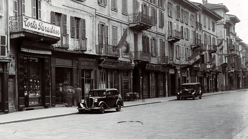Pavia, Strada Nuova con le vetrine della pasticceria Demetrio, 1939. (CHL A_50_7_002)