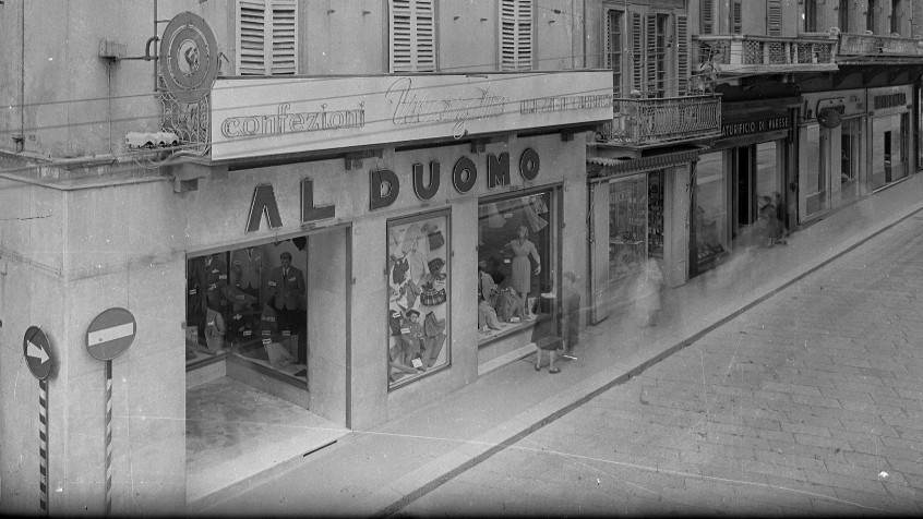 Pavia, corso Strada Nuova angolo via del Comune, i grandi magazzini Al Duomo, anni cinquanta (CHL A_50_9_003)