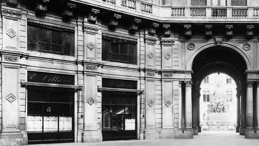 Pavia, corso Vittorio Emanuele ora corso Strada Nuova, salone mercato Arnaboldi, a sinistra vetrine della modista E. Villani, 1930-40 (CHL A_51_29_004)