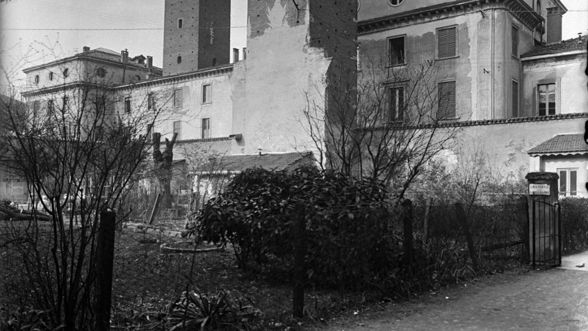 Piazza Leonardo da Vinci, palazzo del Maino (già Busca), veduta lato nord del giardino, ante 1933 (CHL MC_B_213)