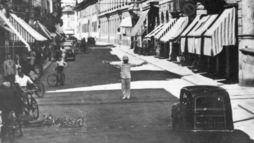 Pavia, corso Vittorio Emanuele ora corso Strada Nuova, veduta d'assieme da sud, sulla destra pensilina in ferro battuto del ristorante albergo Croce Bianca, fine anni quaranta  (CHL MC_X34_26)