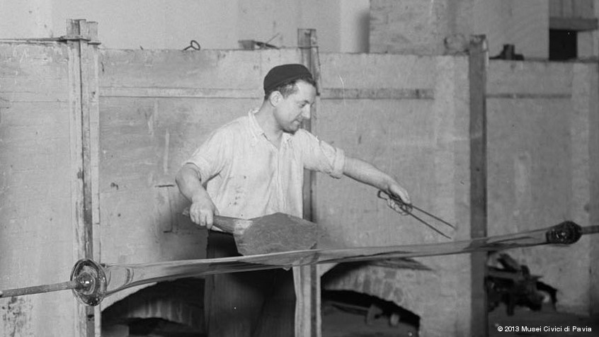 Pavia, Società Fivre - Magneti Marelli, 1941: vetreria con forno e operai addetti alla soffiatura. (CHL M_14_35_04)