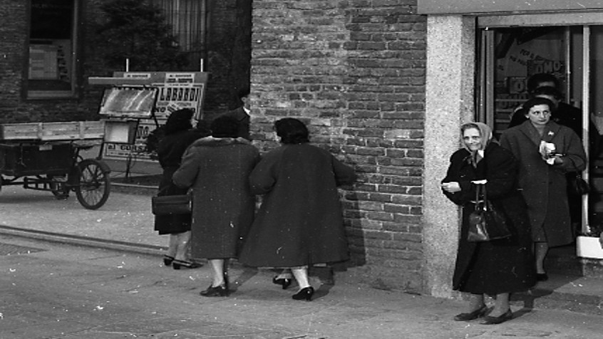 Pavia, corso Cavour adiacente all'area del cinema Corso, negozio Omo, marzo 1964 (CHL M_62_21_003)