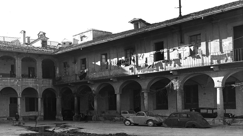 Palazzo centrale, cortile delle magnolie, utilizzato come abitazione per gli sfollati e i senzatetto, 1947/49 (CHL M_69_24_001)