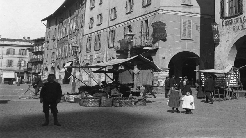 Pavia, piazza Grande ora della Vittoria, veduta lato sud-est, a destra la drogheria G. Pallavicini gia Aliprandini, 1910 ca. (CHL NAZ_4)