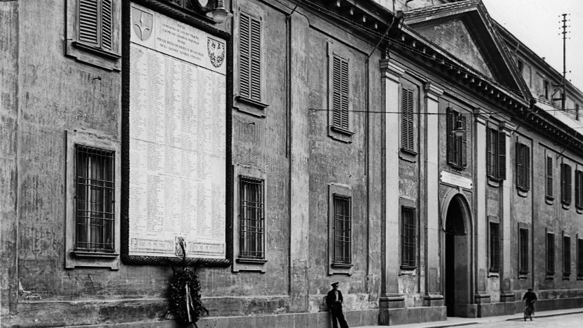 Palazzo centrale, parte della facciata più antica su corso Strada Nuova (disegnata dall'architetto Giuseppe Piermarini 1775-1776), ante 1939 (CHL A_42_17_002)