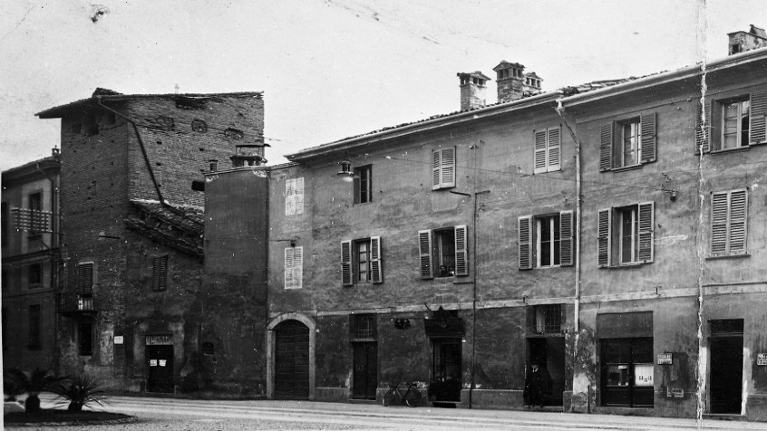Pavia, piazza XXVIII Ottobre ora piazza della Posta, antica tipografia A. Ponzio, ante 1925 (CHL B_77_16_002)