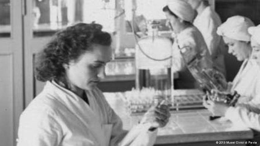 Pavia, laboratorio farmaceutico dott. Cipelli, 1950: vari processi produttivi del reparto infialamento. (CHL E_21_9_01)