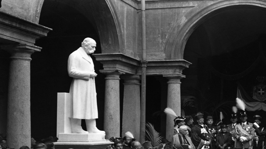 Palazzo centrale, cortile delle statue, (o Portico teologico), visita del principe Umberto di Savoia che presenzia all'inaugurazione del monumento di Golgi, 29 maggio 1936 (CHL L_78_9_001)