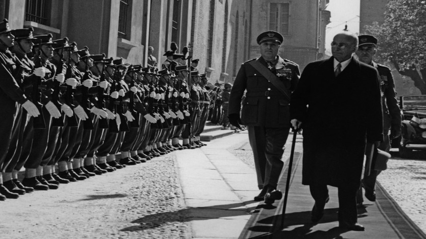 Palazzo centrale, visita di Luigi Einaudi, omaggio al picchetto d'onore davanti all'aula Forlanini, 16 settembre 1951 (CHL M_10_43_002)