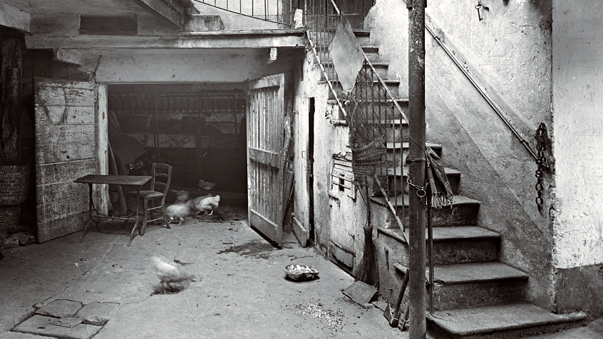 Cortile di abitazione pavese, 1935. (CHL M_61_8_001)
