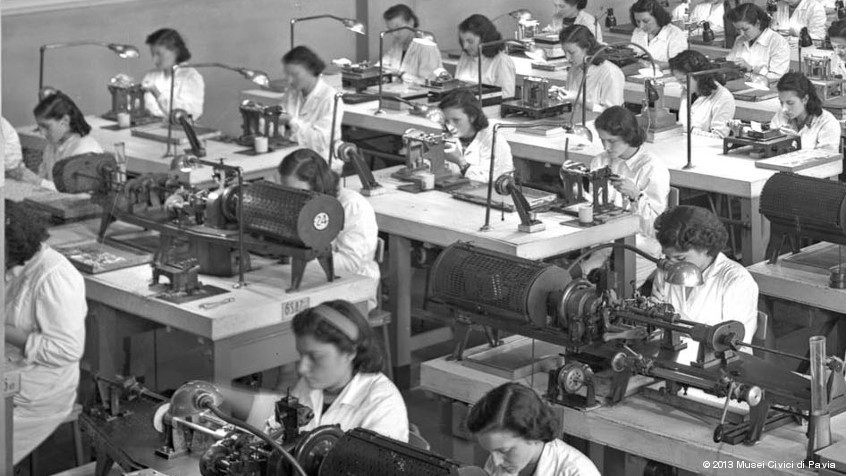 Pavia, Società Fivre, 1951: personale al lavoro durante le diverse fasi di produzione. (CHL M_6_35_01)