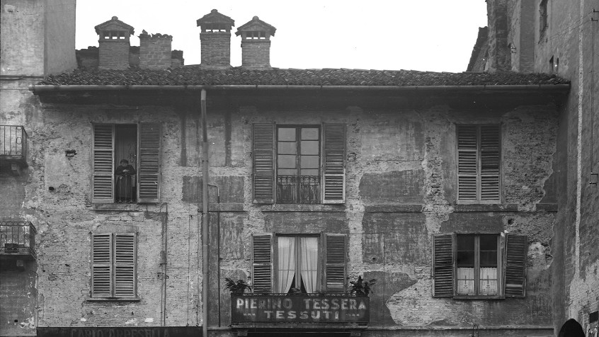 Pavia, piazza Grande ora della Vittoria, veduta lato nord-est, S. Maria Gualtieri prima dei restauri, anni Trenta (CHL M_70_26_001)