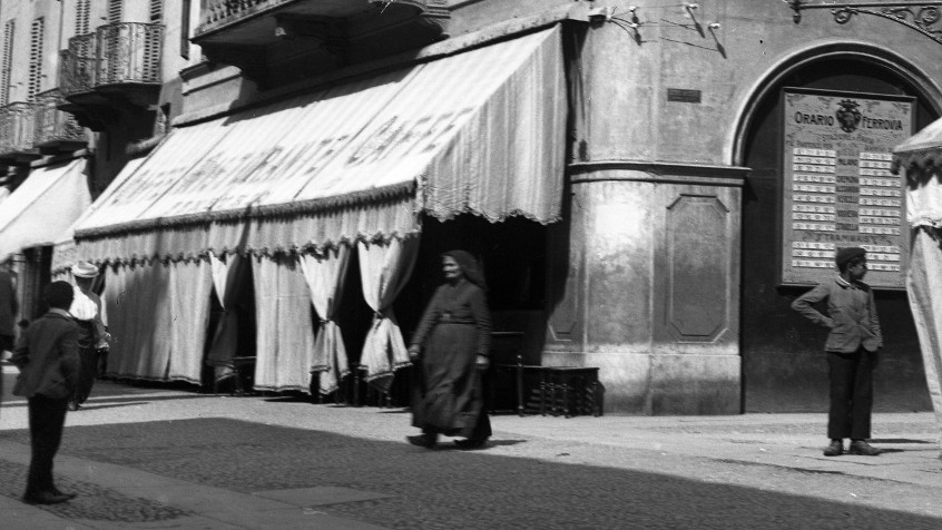 Pavia, corso Vittorio Emanuele ora corso Strada Nuova angolo corso Mazzini, caffè ristorante Demetrio e albergo Croce Bianca, 1910 (CHL NAZ_10)